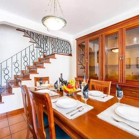 Fantastic Villa With Heatable Pool Jacuzzi And Bbq فيلة *